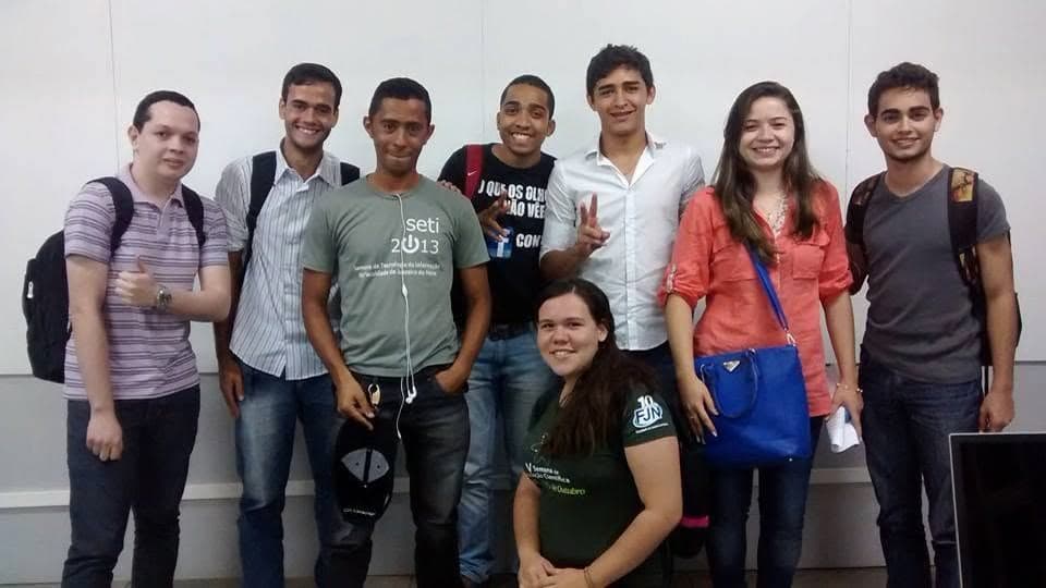 Felipe com colegas num curso de tecnologia
