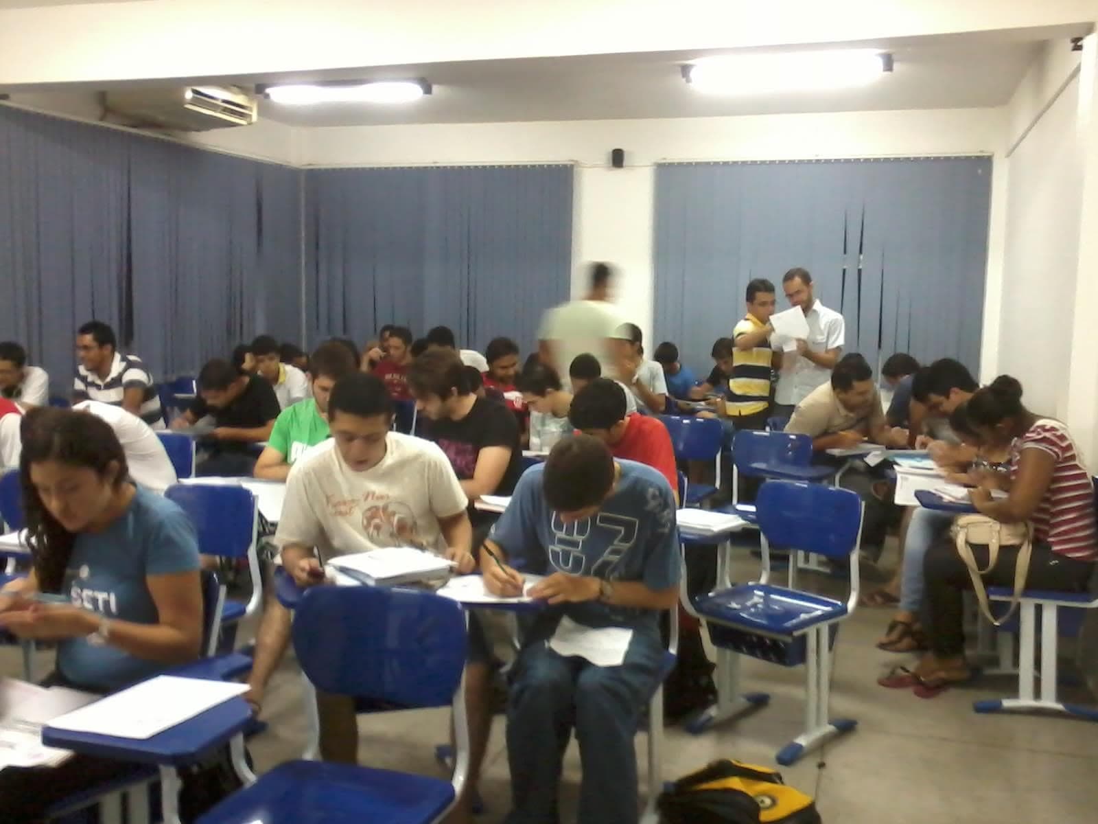Sala de aula com estudantes fazendo prova