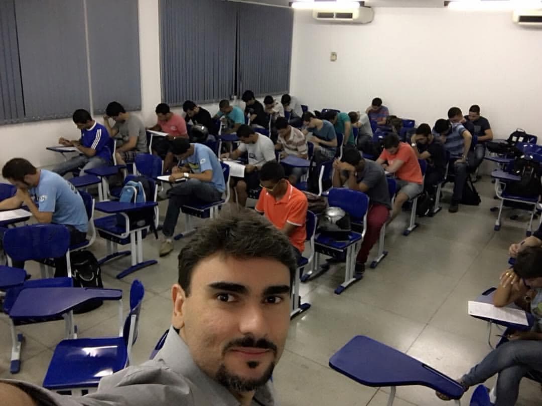 Selfie de Felipe numa sala de aula cheia no início da faculdade