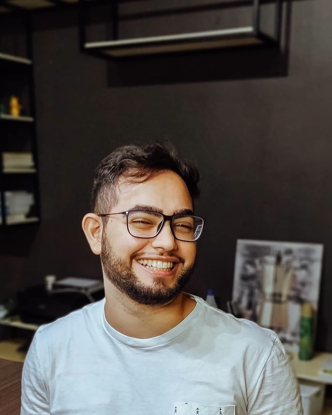 Felipe sorrindo no escritório do primeiro emprego
