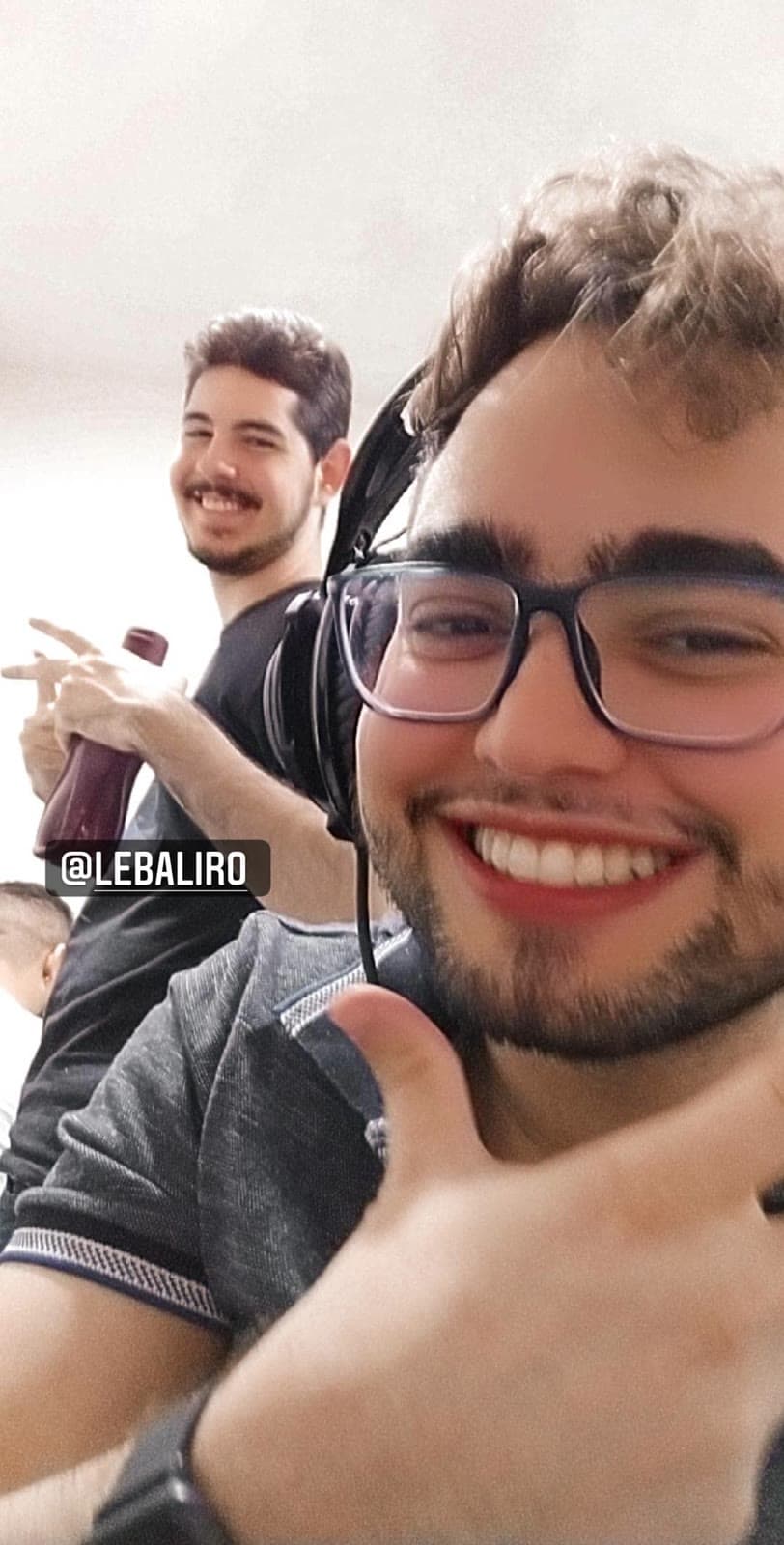 Selfie de Felipe com colega no primeiro emprego como designer de UX/UI