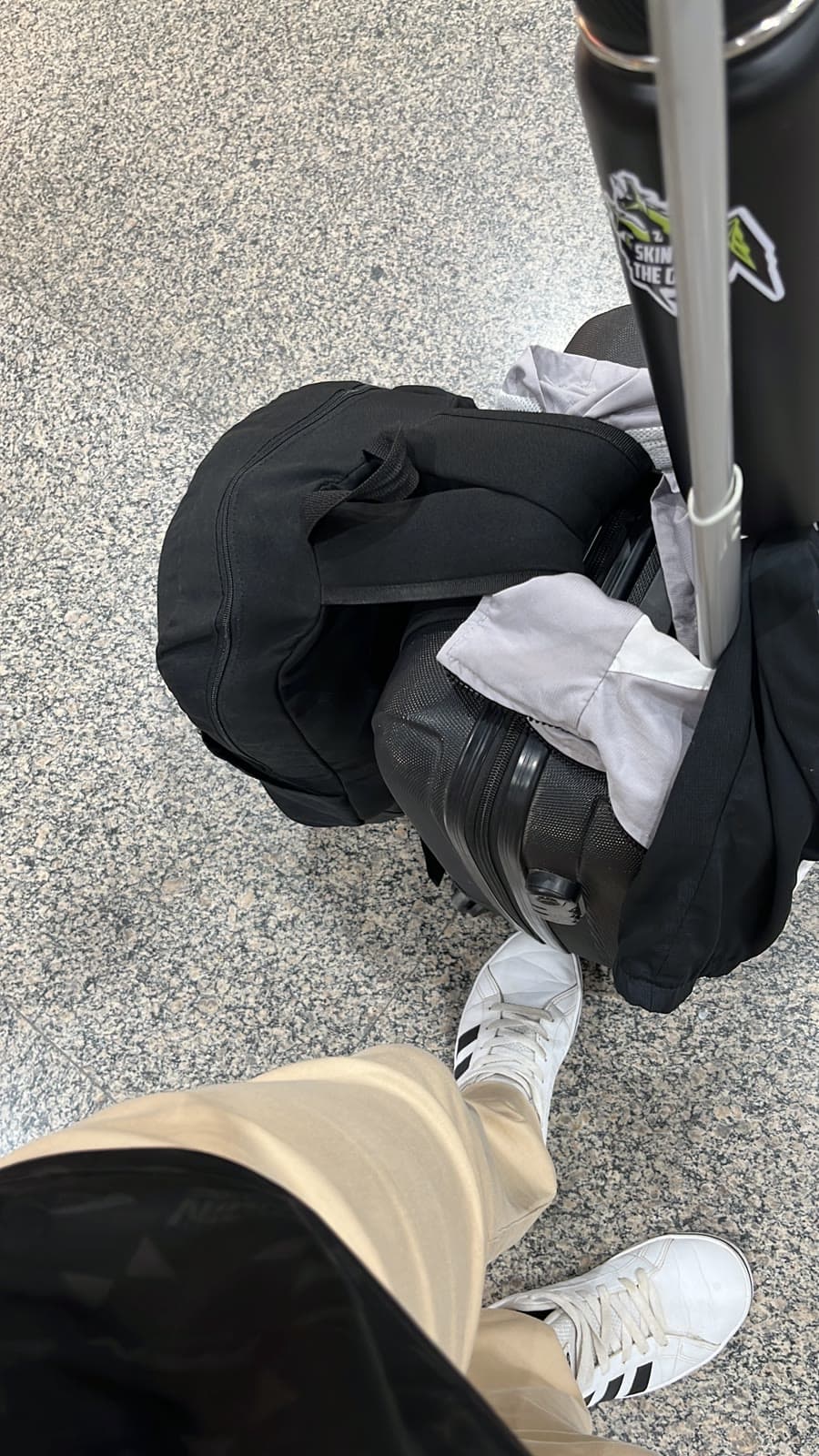 Pés e mochila de Felipe numa viagem para cursos