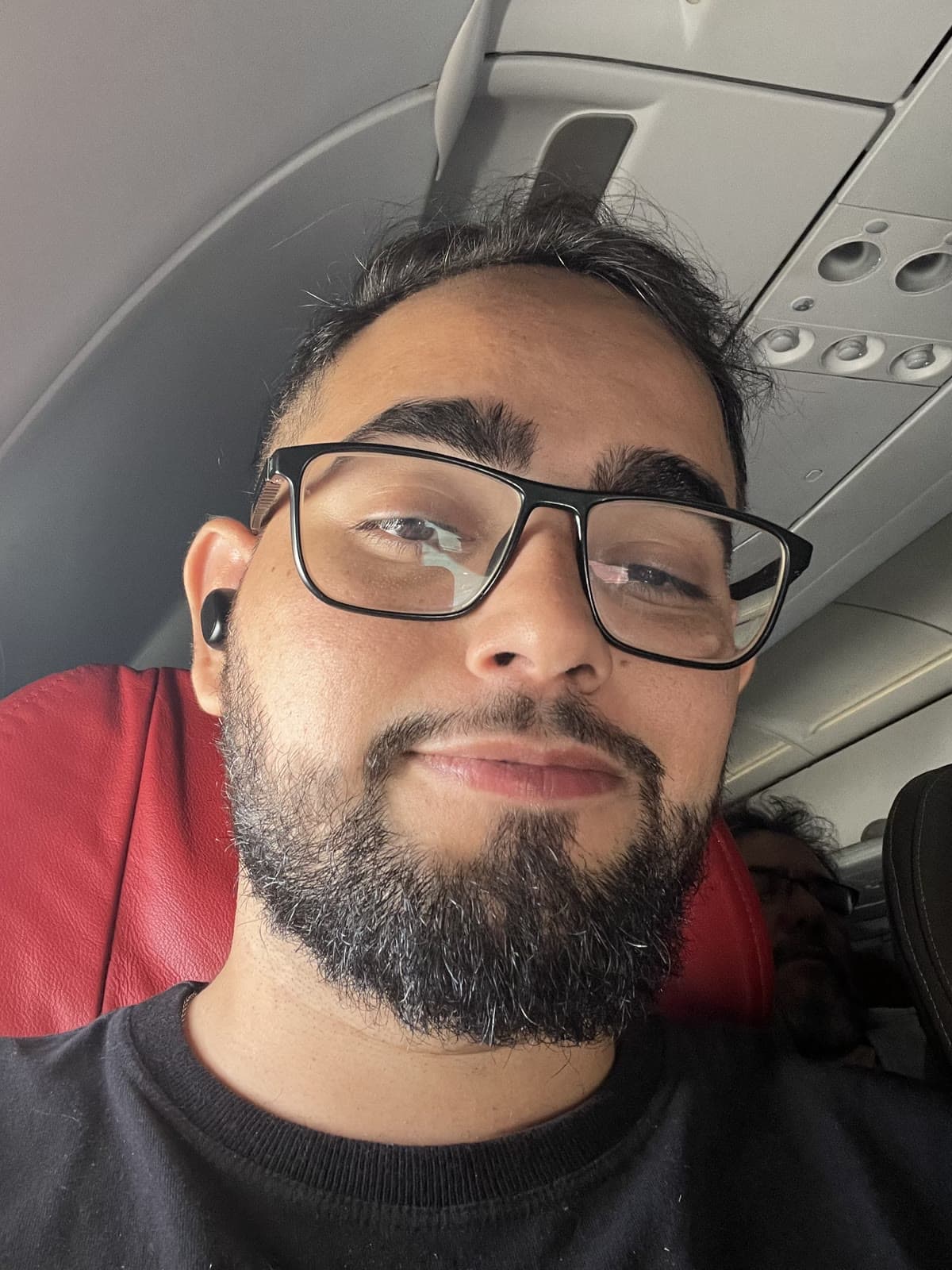 Selfie de Felipe dentro do avião, viajando para visitar a empresa